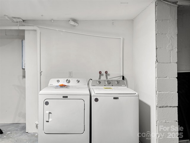 laundry room with washing machine and dryer