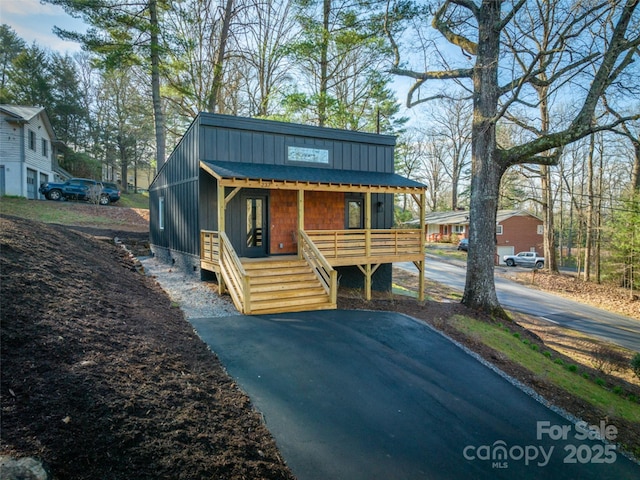 view of front of house featuring covered porch