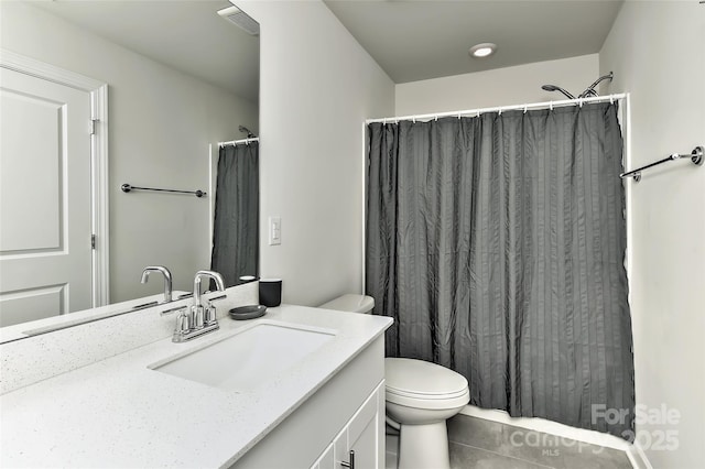 bathroom featuring a shower with curtain, vanity, and toilet