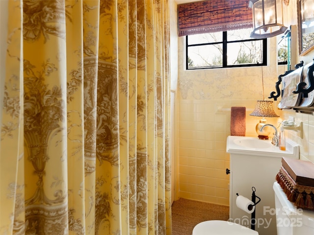 bathroom with vanity, toilet, and curtained shower