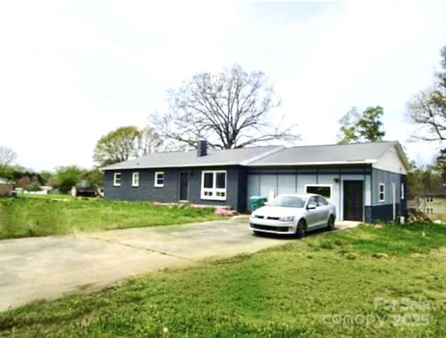 view of front facade featuring a garage and a front lawn