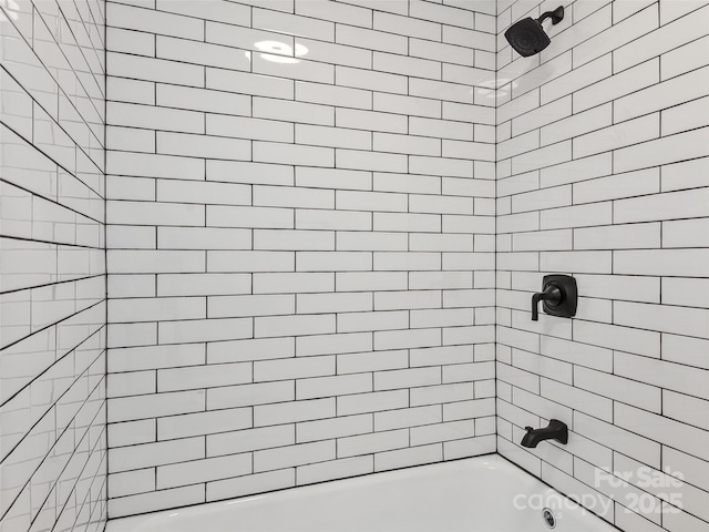 bathroom featuring tiled shower / bath combo