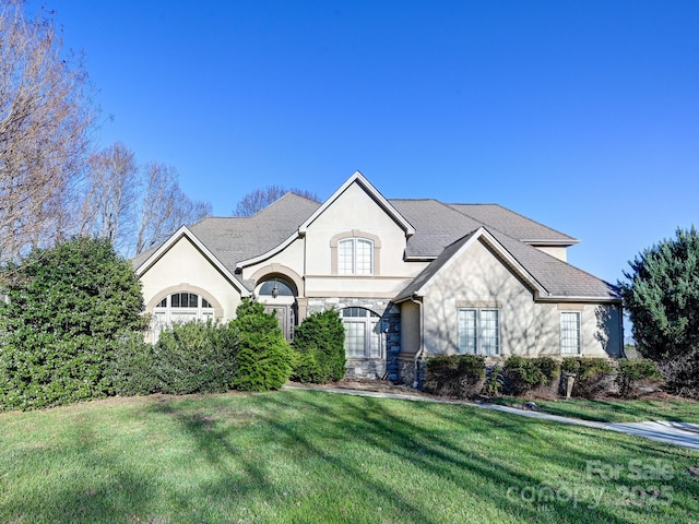 view of front of property featuring a front lawn