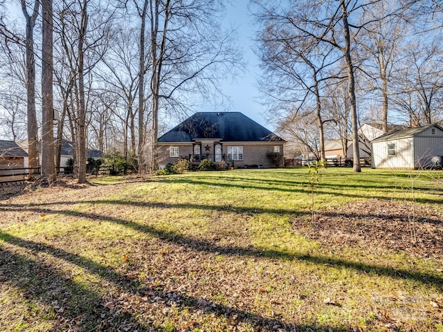 view of yard featuring an outbuilding