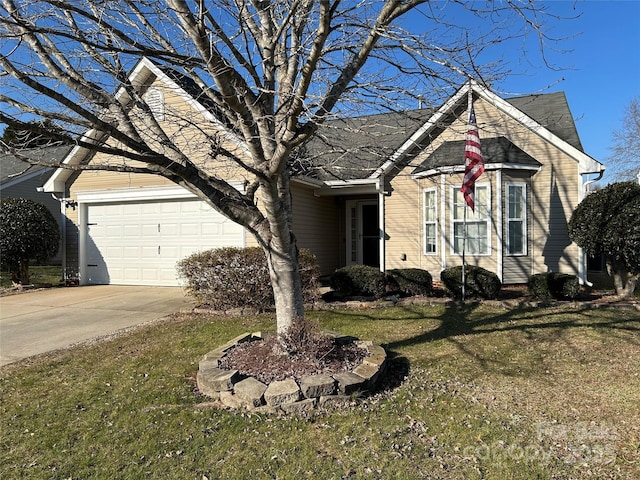 view of front facade featuring a front yard