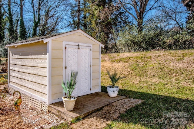 view of outdoor structure featuring a lawn