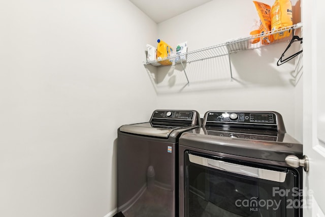 washroom featuring washing machine and clothes dryer