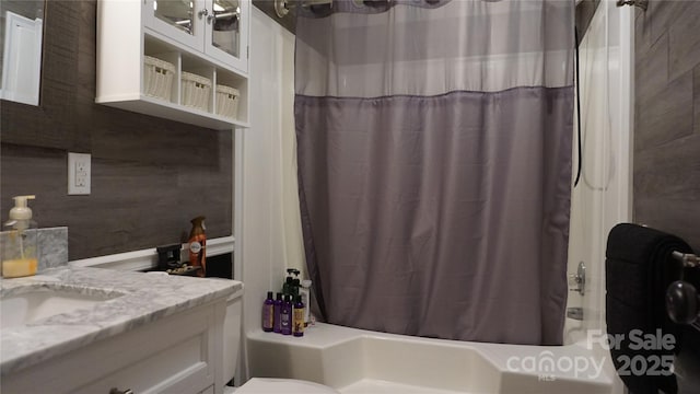 full bathroom featuring vanity, toilet, and shower / bath combo