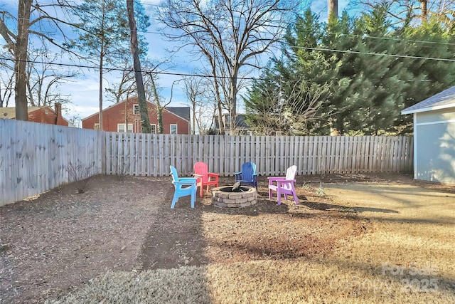 view of yard featuring an outdoor fire pit