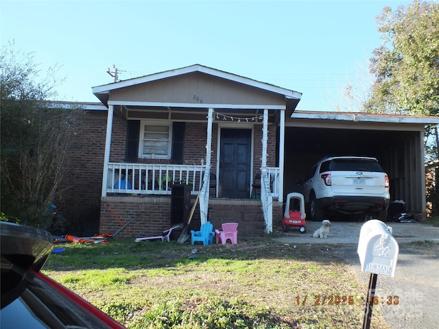 view of front facade featuring a carport and covered porch