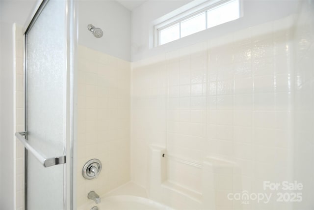 bathroom featuring tiled shower / bath combo