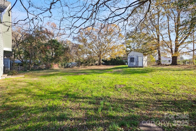 view of yard featuring a shed