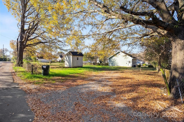 view of yard featuring a storage shed