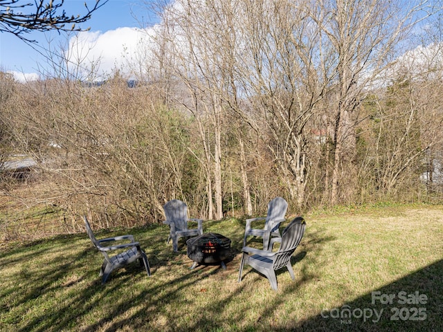 view of yard featuring an outdoor fire pit