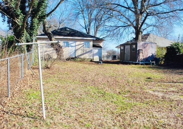 view of yard with a shed