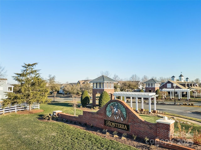 community sign with a yard