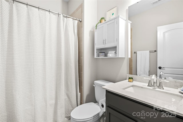 bathroom featuring a shower with curtain, vanity, and toilet