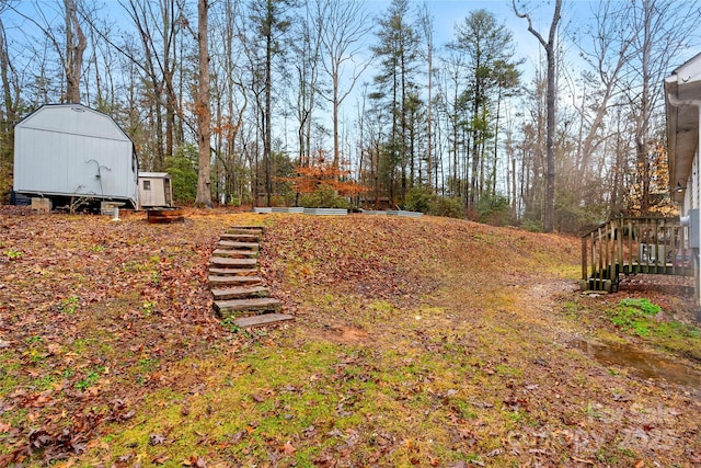 view of yard featuring a storage unit