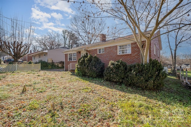 view of front of home featuring a front yard