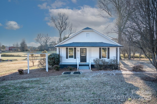 view of front of property featuring covered porch and a front yard