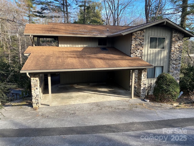 view of front facade with a carport