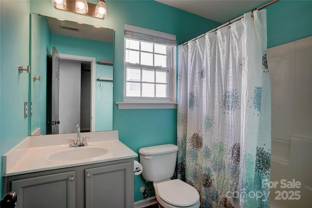 bathroom featuring a shower with curtain, vanity, and toilet