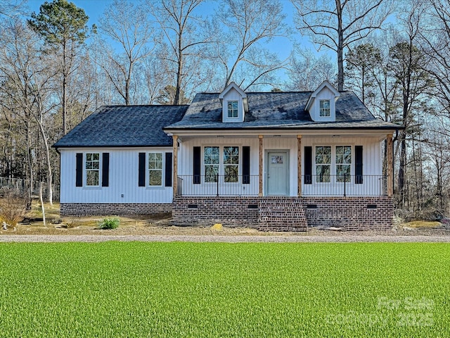 view of front facade featuring a front yard and covered porch