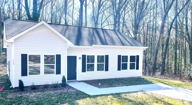 view of front facade featuring a front yard