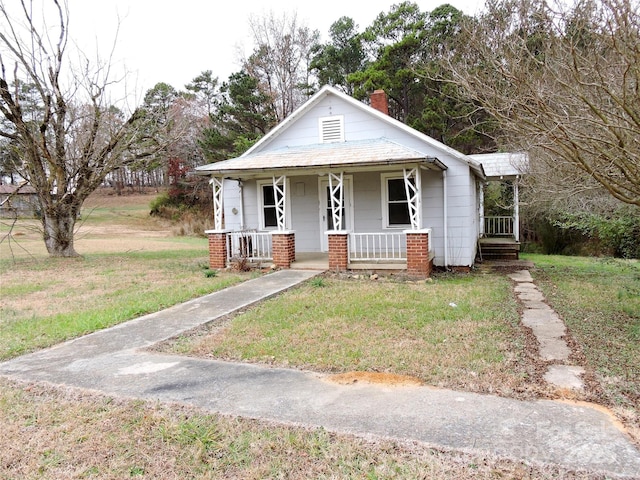 bungalow-style house featuring a front lawn