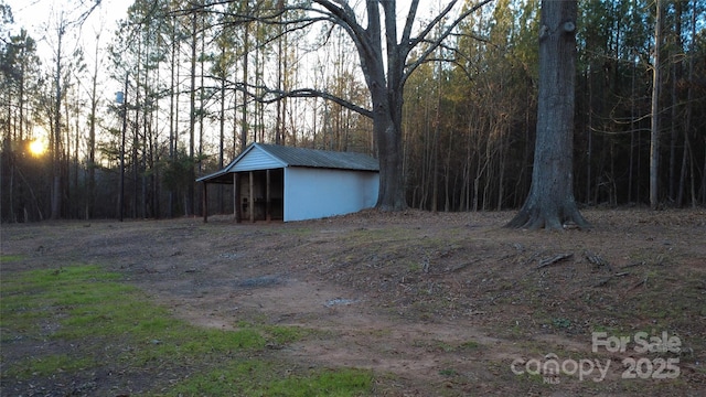 view of yard featuring an outbuilding