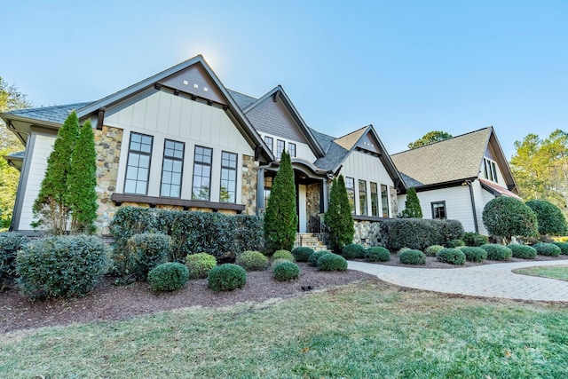 view of front facade featuring a front yard