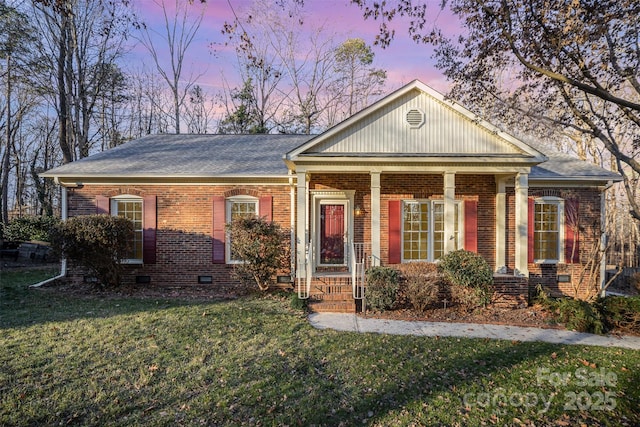 view of front of house featuring a yard