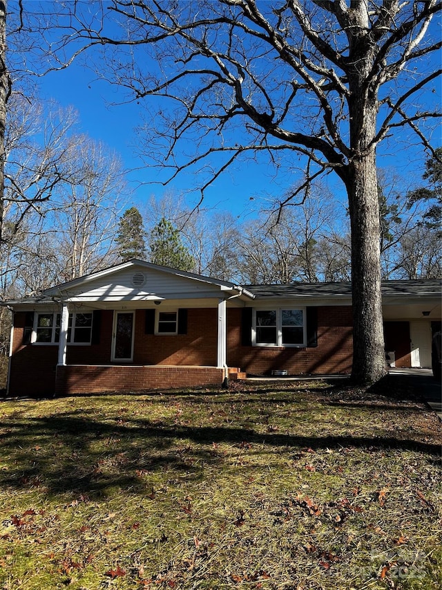 view of front of property featuring a front lawn