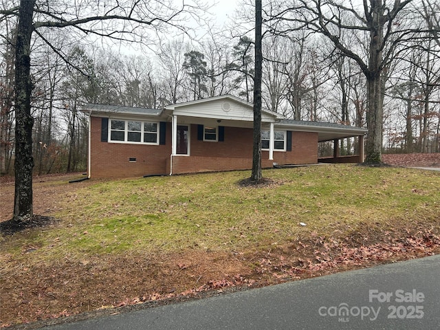 view of front of home with a carport and a front yard