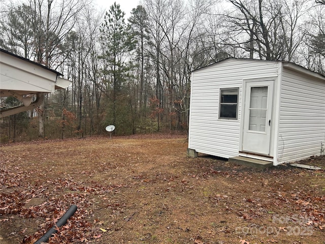 view of yard with a storage shed