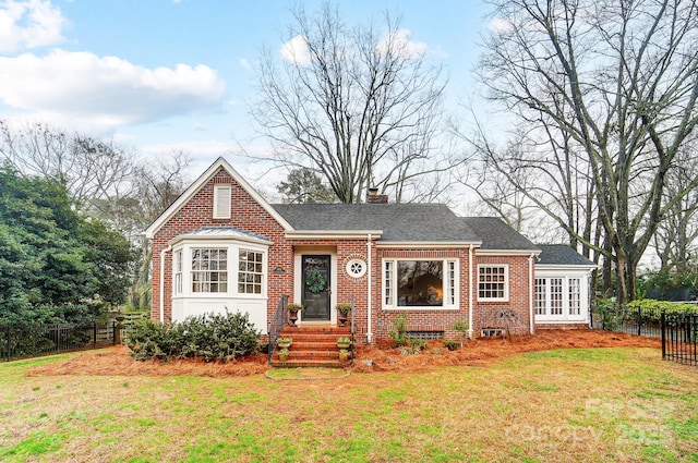 view of front of house with a front lawn