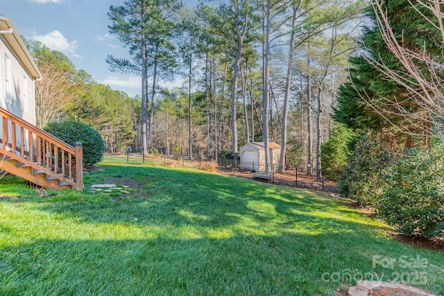 view of yard featuring an outdoor structure