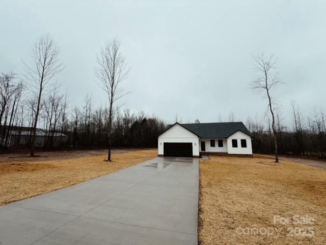 view of front facade with a garage and a front yard