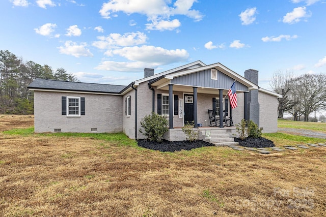 view of front of home featuring covered porch and a front lawn