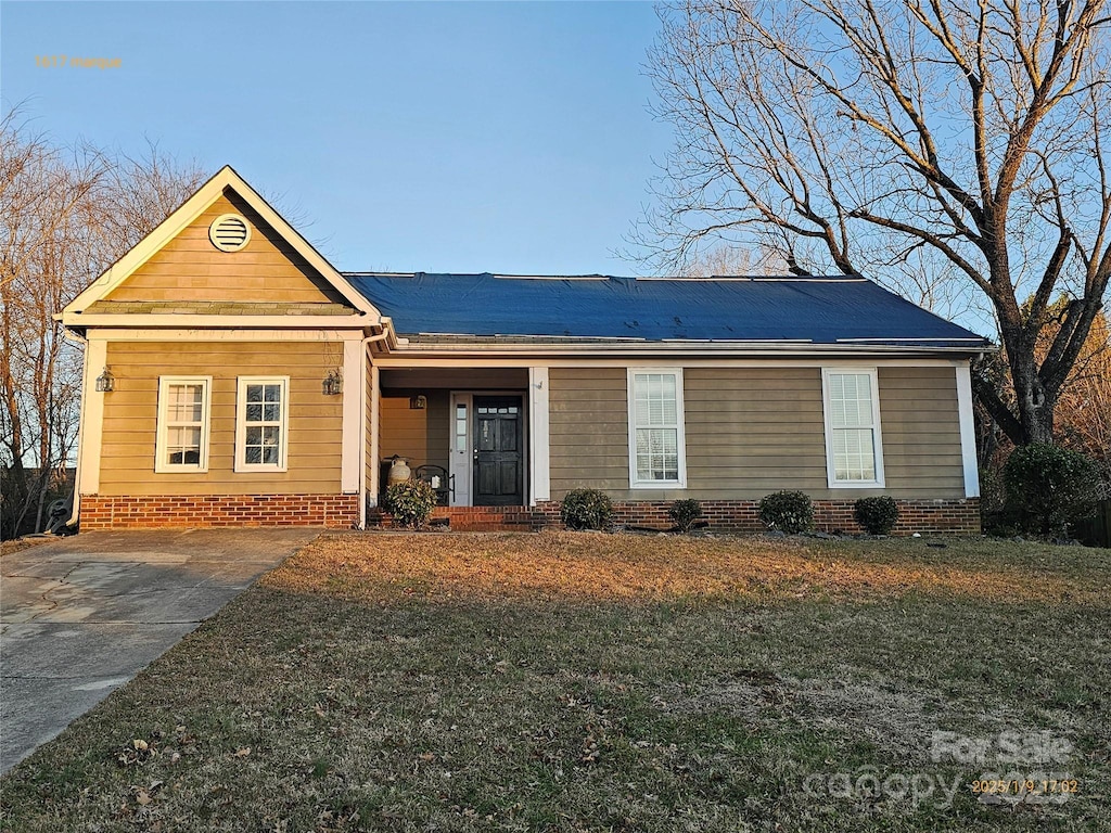 single story home with a front yard