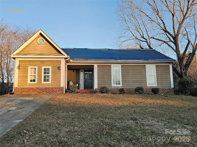 single story home with a front yard