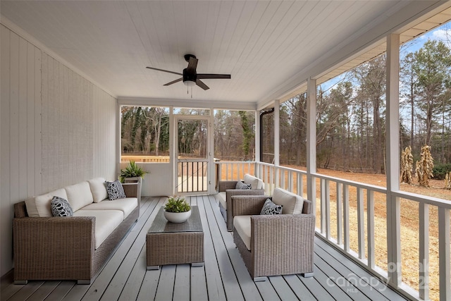 sunroom with ceiling fan