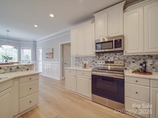 kitchen with stainless steel appliances, tasteful backsplash, light hardwood / wood-style flooring, pendant lighting, and ornamental molding