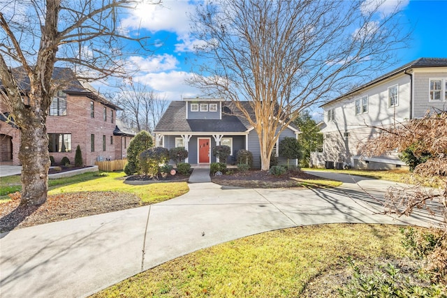 view of front of home featuring a front yard