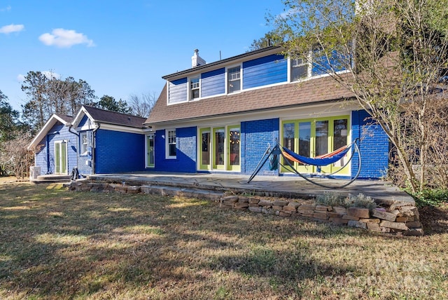 view of front of home featuring a front lawn