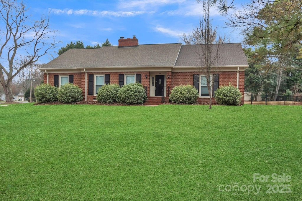 single story home with a front yard