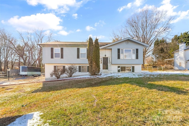 bi-level home featuring a front lawn