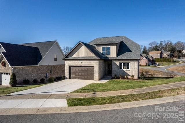 view of front of home featuring a front lawn and a garage