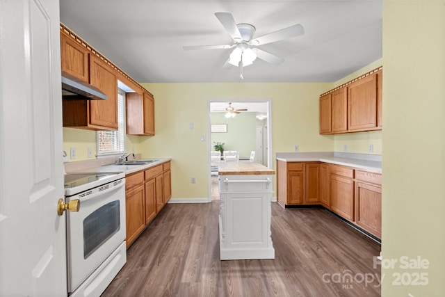 kitchen featuring ceiling fan, sink, dark hardwood / wood-style floors, and white electric stove