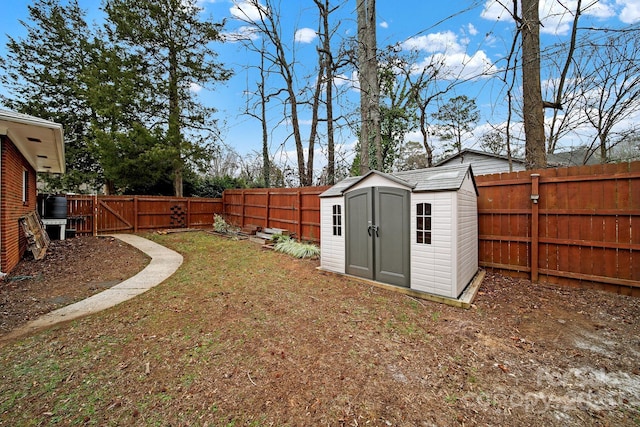 view of yard featuring a storage shed